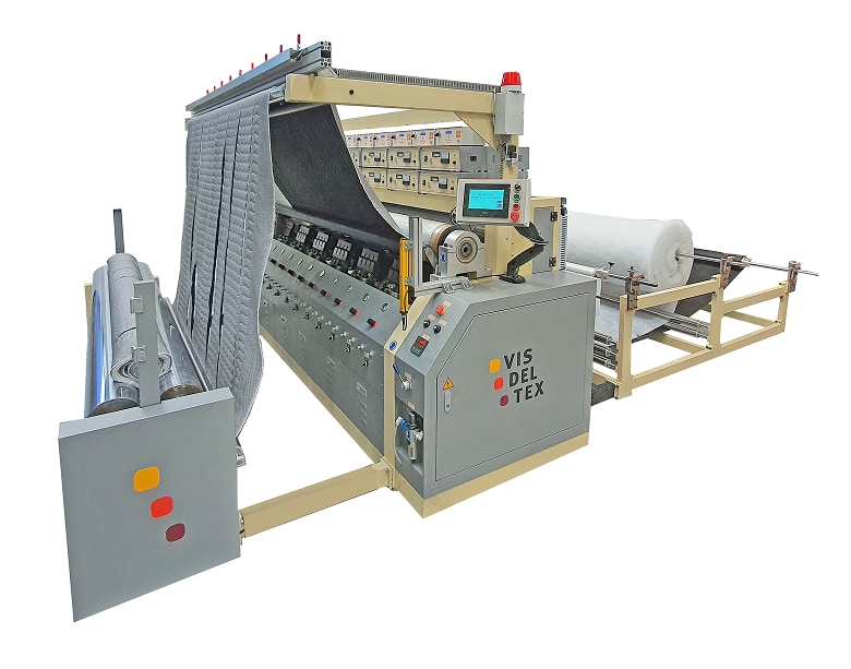 Vista frontal de la acolchadora industrial automática que sella tejidos mediante la tecnología de ultrasonidos, ideal para producción textil sin costuras.