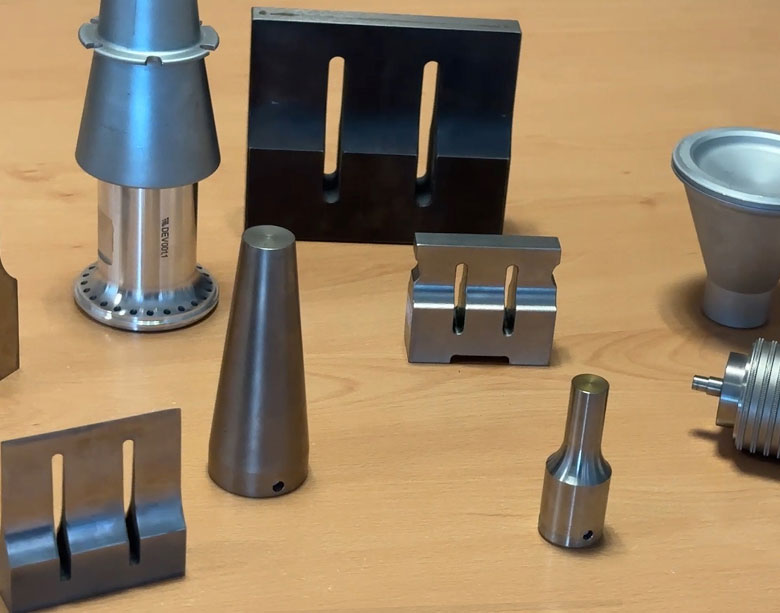 Muestra de varios sonotrodos y yunques de ultrasonidos con diferentes formas y tamaños, diseñados para adaptarse a las necesidades específicas de corte y sellado de cada cliente industrial.