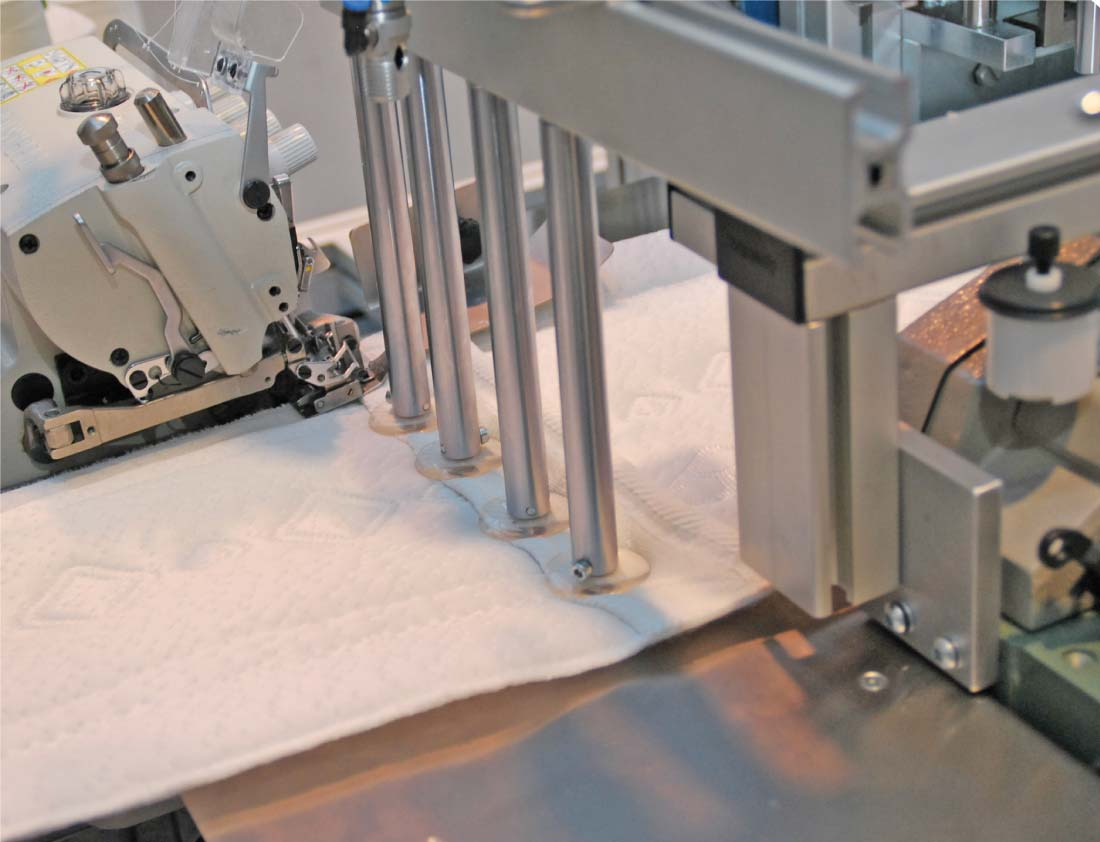 Máquina Automática de Inserción de Asas Verticales en el Borde del Colchón - Imagen 3