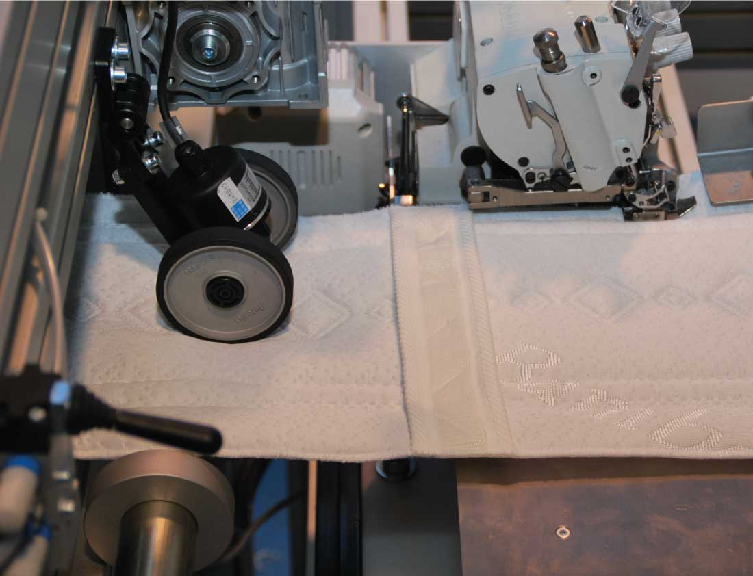 Máquina Automática de Inserción de Asas Verticales en el Borde del Colchón - Imagen 4