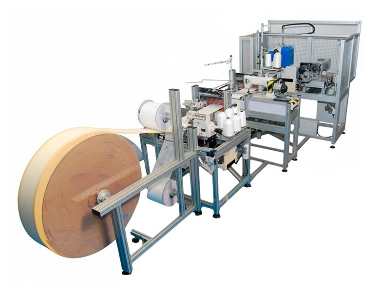 Vista general de la máquina de costura modular para platabanda de colchón, mostrando los diferentes bloques de trabajo como remallado, costura de diseño y la posibilidad de añadir inserción de ollaos.