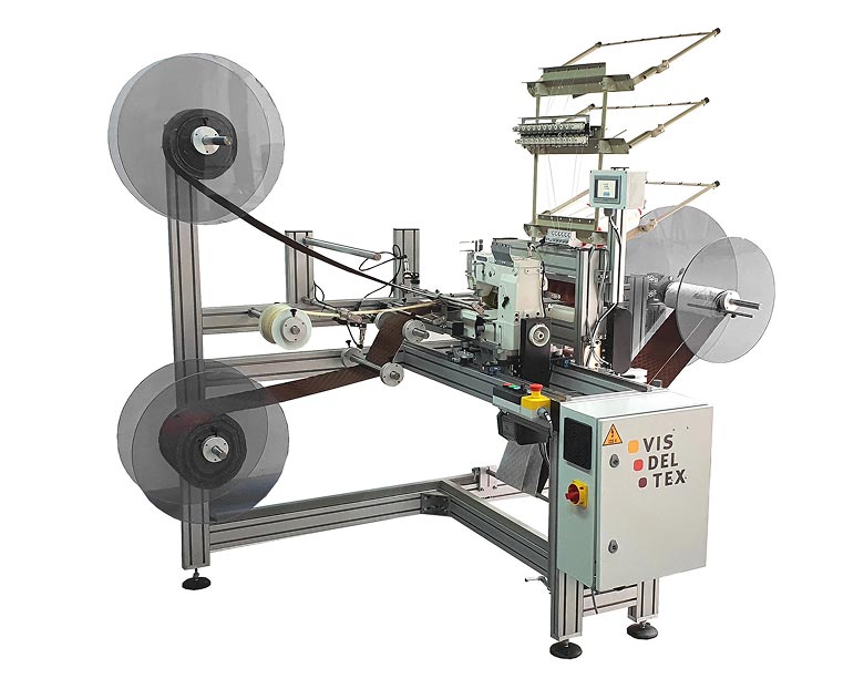 Vista general de la máquina VT APM para la producción de platabanda de colchón, capaz de coser tejidos, insertar cintas y cremalleras, y realizar corte lateral por ultrasonidos para un sellado limpio de bordes.